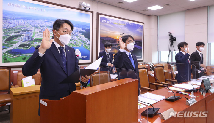 [서울=뉴시스] 최진석 기자 = 김현준(왼쪽) 한국토지주택공사(LH)사장이 7일 오전 서울 여의도 국회에서 열린 국토교통위원회의 국토지주택공사(LH), 국토안전관리원, 주택관리공단, 건설기술교육원 등에 대한 국정감사에서 선서하고 있다. 2021.10.07. myjs@newsis.com