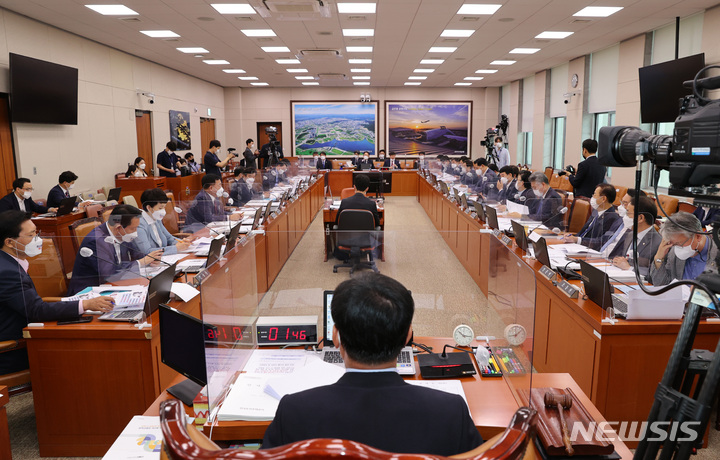 [서울=뉴시스] 최진석 기자 = 7일 오전 서울 여의도 국회에서 국토교통위원회의 한국토지주택공사(LH), 국토안전관리원, 주택관리공단, 건설기술교육원 등에 대한 국정감사가 열리고 있다. (공동취재사진) 2021.10.07. photo@newsis.com