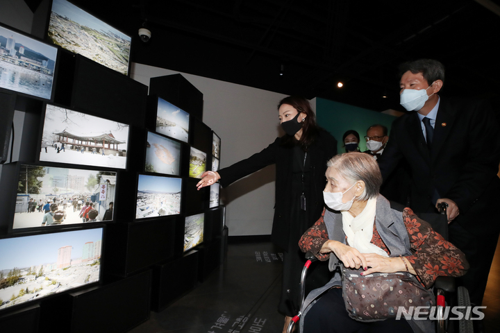[파주=뉴시스] 조수정 기자 = 북한 개성이 고향인 이산가족 윤인순(88) 씨와 경기도 장단군(현 황해도 장풍군)이 고향인 이산가족 윤일영(85) 씨가 이인영 통일부 장관과 함께 7일 경기 파주시 오두산 통일전망대에서 열린 이산가족 고향 사진전 '꿈엔들 잊힐리야'를 보고 있다. 2021.10.07. chocrystal@newsis.com