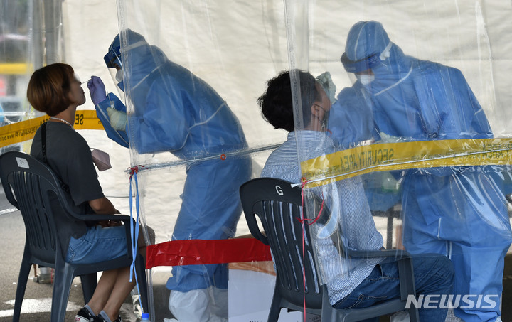 [대구=뉴시스] 이무열 기자 = 7일 오전 대구 수성구 대구스타디움 제3주차장에 마련된 임시선별검사소에서 시민들이 코로나19 진단검사를 받고 있다. 2021.10.07. lmy@newsis.com