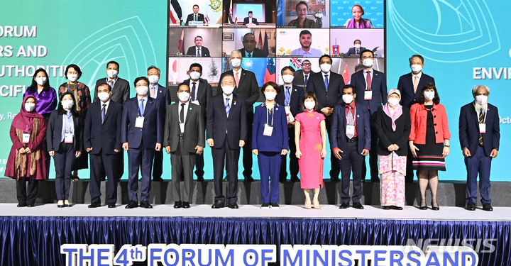 [수원=뉴시스] 김종택기자 = 7일 오전 경기도 수원컨벤션센터에서 열린 제4차 아시아·태평양 환경장관포럼에서 한정애 환경부장관, 염태영 수원시장, 반기문 전 유엔사무총장 등 참석자들이 기념촬영을 하고 있다. 아·태 환경장관포럼은 유엔의 환경분야 최고 의사결정기구인 유엔환경총회(UNEA) 준비를 위한 아·태지역의 사전 장관급 회의다. 2021.10.07.jtk@newsis.com