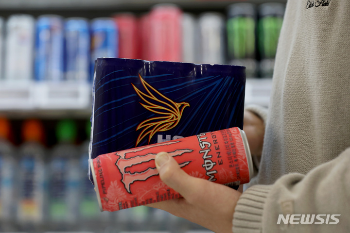 [서울=뉴시스] 김병문 기자 = 2021년 10월7일 오후 서울의 한 대형마트에서 한 시민이 에너지 드링크를 구매하는 모습. 사진은 본 기사와 직접적 관련 없음. 2021.10.07. dadazon@newsis.com