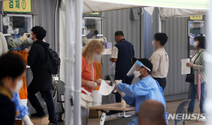 [서울=뉴시스] 홍효식 기자 = 지난 7일 오후 서울시청 앞 서울광장 임시선별검사소를 찾은 시민들이 검사를 받고 있다. 2021.10.07. yesphoto@newsis.com