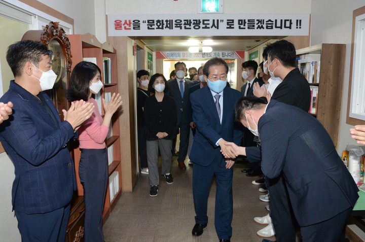 [울산=뉴시스] 배병수 기자 = 홍준표 국민의 힘 대선 경선 예비후보가 7일 오후 울산 남구 갑 당협사무실에서 당원들과의 간담회를 하기위해 입장하고 있다. 2021.10.07. bbs@newsis.com