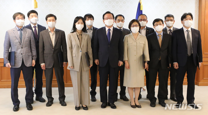 [서울=뉴시스] 김명원 기자 = 김부겸 국무총리가 7일 서울 종로구 정부서울청사에서 열린 특별보좌관 임명식을 마친후 기념촬영을 하고 있다. 2021.10.07. kmx1105@newsis.com