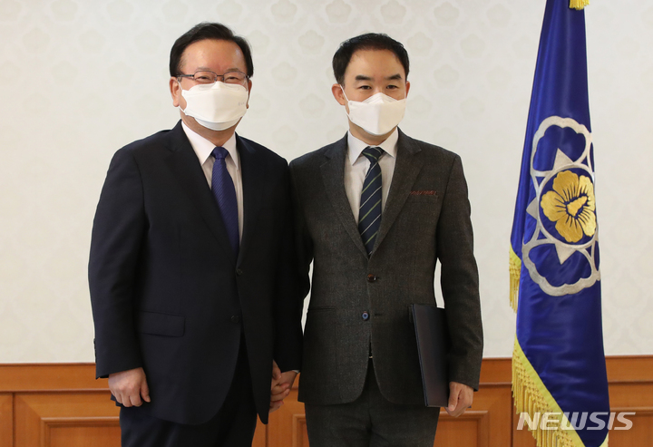 [서울=뉴시스] 김명원 기자 = 김부겸 국무총리가 7일 서울 종로구 정부서울청사에서 열린 특별보좌관 임명식을 마친후 채이배 공정경제 특보와 기념촬영을 하고 있다. 2021.10.07. kmx1105@newsis.com