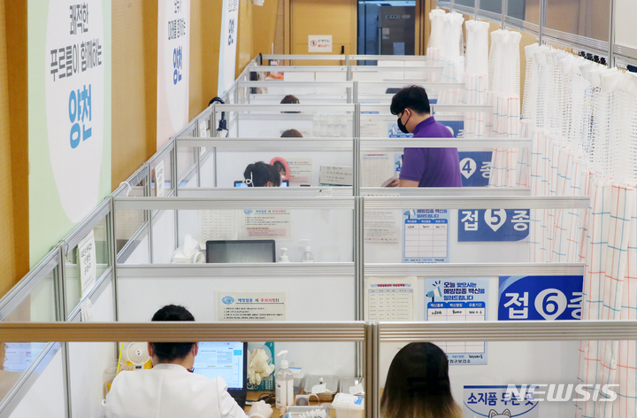 [서울=뉴시스] 배훈식 기자 = 단계적 일상회복을 위한 코로나19 예방접종이 계속된 7일 오후 서울 양천구 해누리타운에 마련된 코로나19예방접종센터에서 시민들이 접종을 받고 있다. 2021.10.07. dahora83@newsis.com