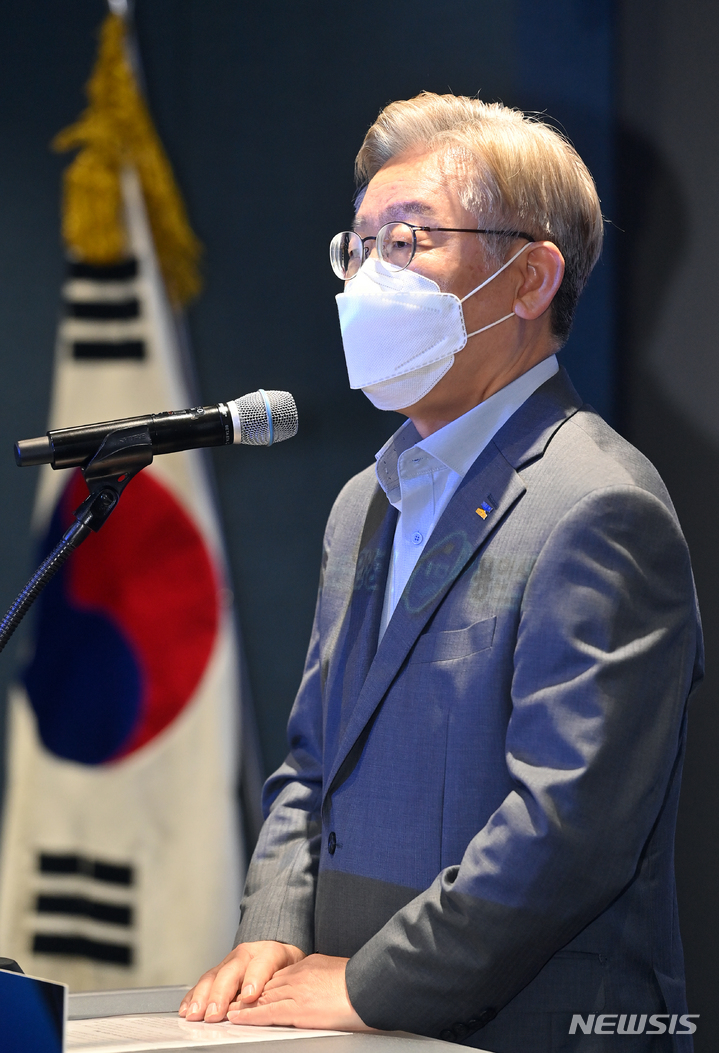 [화성=뉴시스] 경기사진공동취재단 = 더불어민주당 대권 주자인 이재명 경기지사가 7일 오후 경기도 화성시 삼성전자 화성사업장에서 열린 미래형스마트밸트 전략발표회에 참석해 축사를 하고 있다. 2021.10.07. photo@newsis.com