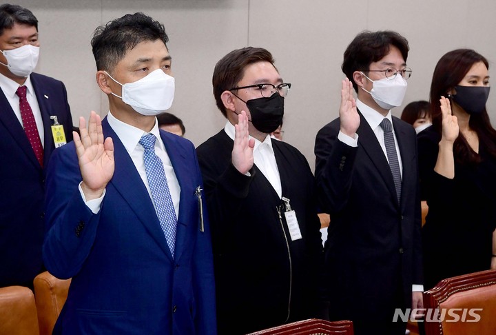 [서울=뉴시스] 최동준 기자 = 7일 서울 여의도 국회에서 열린 산업통상자원중소벤처기업위원회의 중소벤처기업부 등에 대한 국정감사에서 김범수(왼쪽) 카카오 의장 등 증인 참석자들이 선서하고 있다. (공동취재사진) 2021.10.07. photo@newsis.com