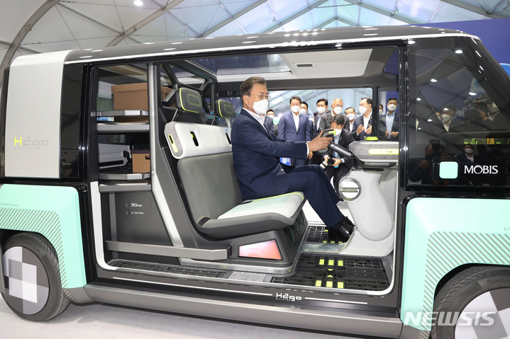[인천=뉴시스] 전진환 기자 = 문재인 대통령이 7일 인천광역시 서구 현대모비스 수소연료전지공장 투자 예정지에서 열린 수소경제 성과 및 수소 선도국가 비전 보고와 차세대 수소연료전지 특화단지 기공식을 마친 후 현대모비스가 독자 개발한 수소연료전지 파워팩 내장 도심형 근거리 콘셉트카 'M 비전2GO'를 시승하고 있다. 2021.10.07. amin2@newsis.com