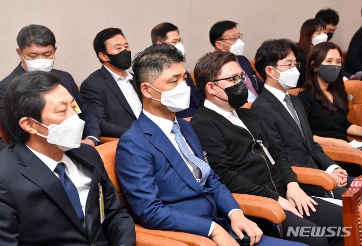 [서울=뉴시스] 최동준 기자 = 7일 서울 여의도 국회에서 열린 산업통상자원중소벤처기업위원회의 중소벤처기업부 등에 대한 국정감사에서 김장욱 이마트24 대표, 김범수 카카오 의장 등이 증인으로 참석해 있다. (공동취재사진) 2021.10.07. photo@newsis.com