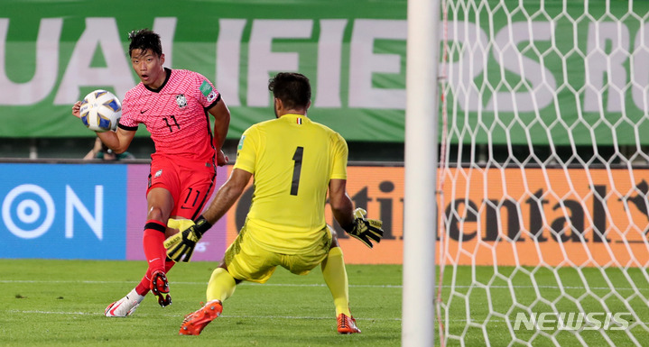 [안산=뉴시스] 추상철 기자 = 7일 오후 경기 안산시 단원구 안산와스타디움에서 열린 '2022 카타르월드컵 아시아지역 최종예선' 3차전 대한민국과 시리아의 경기. 황희찬이 슛을 시도하고 있다. 2021.10.07. scchoo@newsis.com
