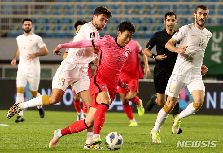 [안산=뉴시스] 추상철 기자 = 7일 오후 경기 안산시 단원구 안산와스타디움에서 열린 '2022 카타르월드컵 아시아지역 최종예선' 3차전 대한민국과 시리아의 경기. 손흥민이 돌파를 시도하고 있다. 2021.10.07. scchoo@newsis.com