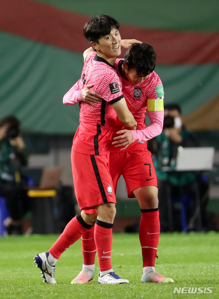 [안산=뉴시스] 추상철 기자 = 7일 오후 경기 안산시 단원구 안산와스타디움에서 열린 '2022 카타르월드컵 아시아지역 최종예선' 3차전 대한민국과 시리아의 경기. 골을 성공시킨 황인범이 손흥민과 함께 기뻐하고 있다. 2021.10.07. scchoo@newsis.com