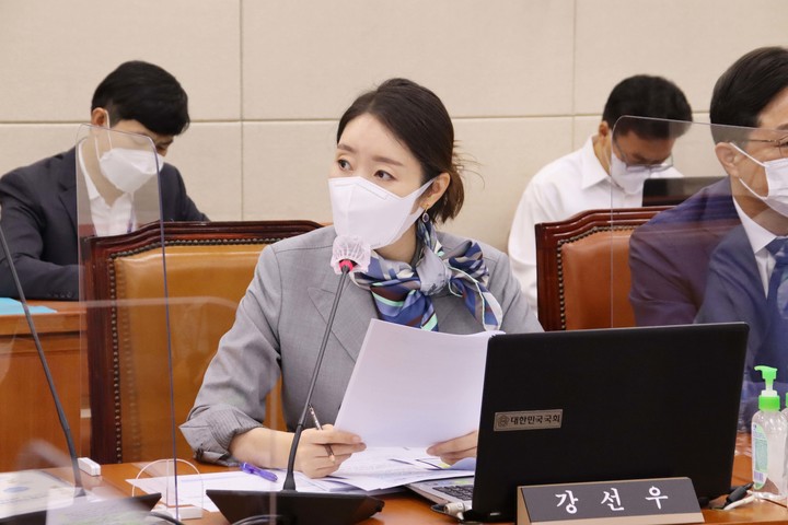 [세종=뉴시스]국회 보건복지위원회 더불어민주당 강선우 의원은 지난 7일 자립준비청년의 자립정착금을 지자체별로 통일해 보건복지부 권고 금액인 800만원 이상 지급하도록 하는 아동복지법 개정안을 대표발의했다. (사진=강선우 의원 제공) 2022.09.14. photo@newsis.com *재판매 및 DB 금지