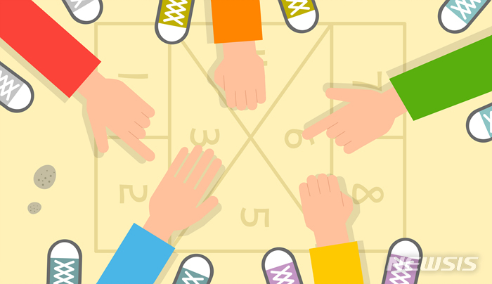 [서울=뉴시스]'오징어 게임'은 맨땅에 커다란 동그라미, 세모, 네모 모양을 그린 뒤 공격·수비로 나뉘어져 즐기는 놀이다. 깨금발(한 발)로 뛰기, 전력질주, 상대와 힘겨루기 등 움직임이 많다. (그래픽= 365mc 제공) 2021.10.08