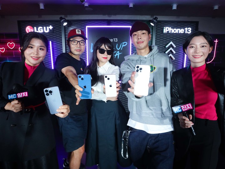 [서울=뉴시스]LG유플러스가 개최한 비대면 iPhone 13 론칭 행사 진행 후 iPhone 13 새 제품을 들고 기념사진을 촬영하는 모습. 왼쪽부터 방구석리뷰룸, 에디터H, 샘바이펜. (사진=LG유플러스 제공) 2021.10.08