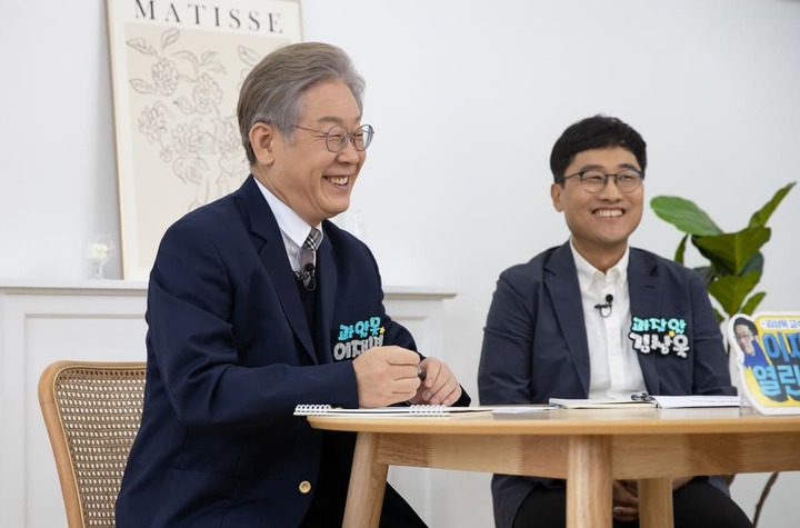 더불어민주당 대권주자인 이재명 경기지사가 물리학자인 김상욱 경희대 교수와 만나 대담을 나눴다. *재판매 및 DB 금지