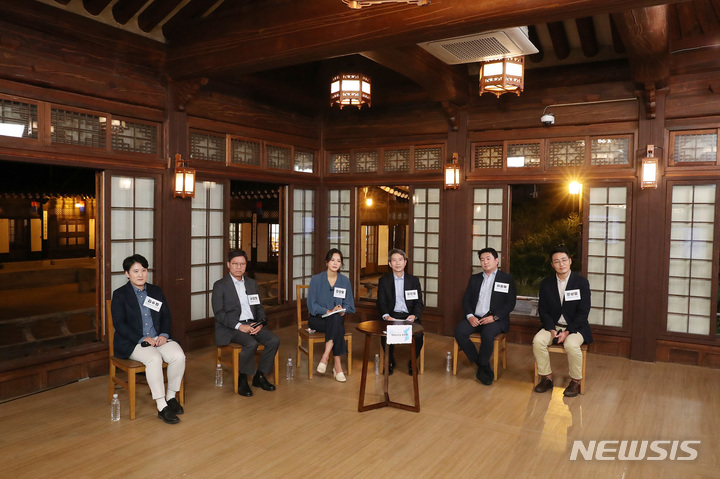 [서울=뉴시스]이인영 통일부 장관이 지난 7일 열린 짐 로저스 평화경제 토크콘서트에 참석해 있다. (사진=통일부 제공) 2021.10.08