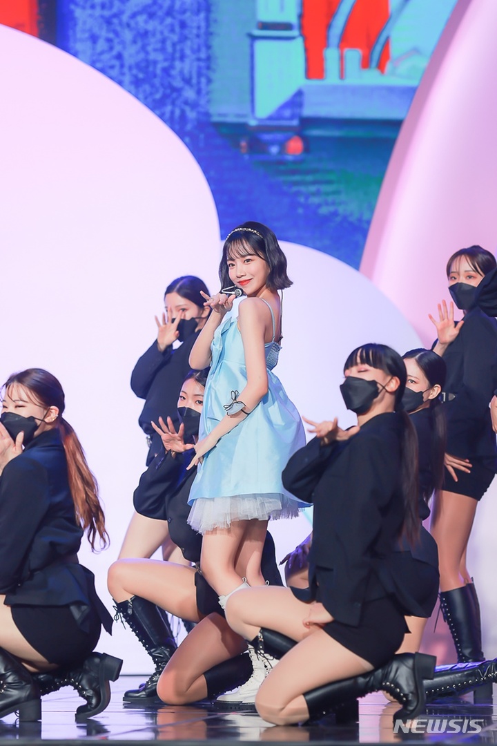 [서울=뉴시스] 조유리 2021.10.08.(사진=웨이크원 엔터테인먼트 제공) photo@newsis.com*재판매 및 DB 금지