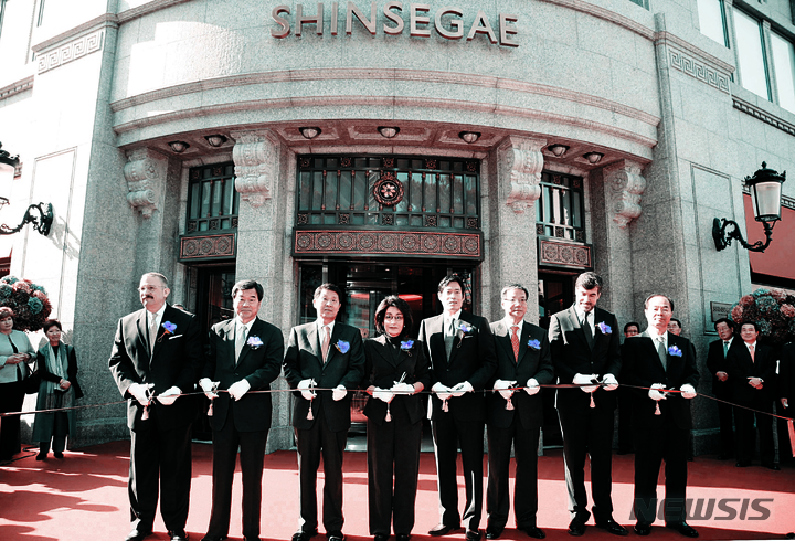 [서울=뉴시스]이명희 신세계 회장(왼쪽 네번째), 정용진 신세계 부회장(왼쪽 다섯번째)이 2007년 2월 신세계백화점 본관이 새 단장을 마치고 연 개관식에서 테이프 커팅을 하고 있다. (사진=신세계그룹 제공). 2021.10.11. photo@newsis.com