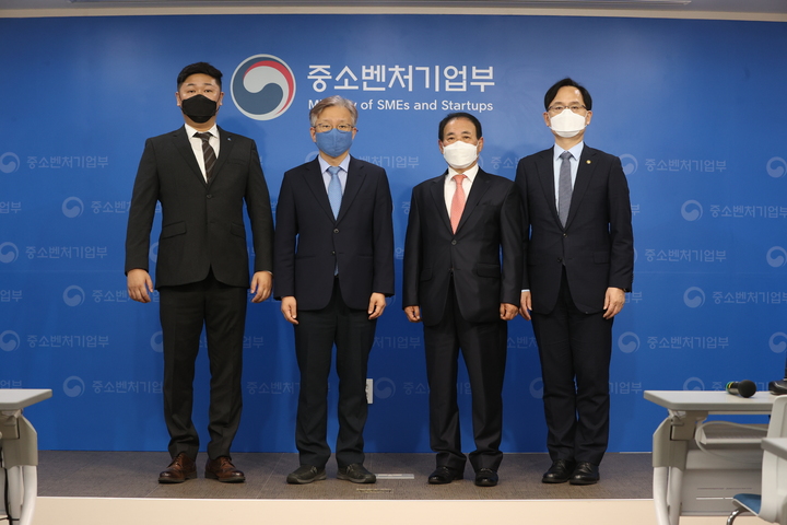 [서울=뉴시스] (왼쪽부터) 이덕재 전국상인연합회 대외협력위원장, 권칠승 중소벤처기업부 장관, 김완수 소상공인연합회 상근부회장, 강성천 중소벤처기업부 차관. 2021.10.8 (사진=중기부 제공) *재판매 및 DB 금지