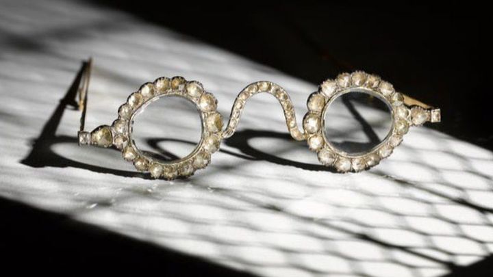 [서울=뉴시스]지금까지 알려지지 않았던, 인도 옛 무굴 제국의 희귀한 안경 2점이 이달 말 런던의 소더비 경매에서 팔릴 예정이라고 BBC가 8일 보도했다. 경매회사 소더비는 이 안결들의 렌즈는 각각 다이아몬드와 에메랄드로 만들어졌으며, 안경테는 1890년께 제작된 것으로 추정된다고 밝혔다. <사진 출처 : BBC> 2021.10.8 