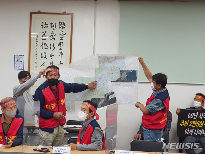 [포항=뉴시스] 강진구 기자 = 국민권익위는 8일 오전 경북 포항시 장기면사무소에서 '수성사격장 소음측정결과 주민설명회'를 개최했다.사진은 이날 사격훈련에 대해 항의하는 주민.2021.10.08.dr.kang@newsis.com&nbsp; 