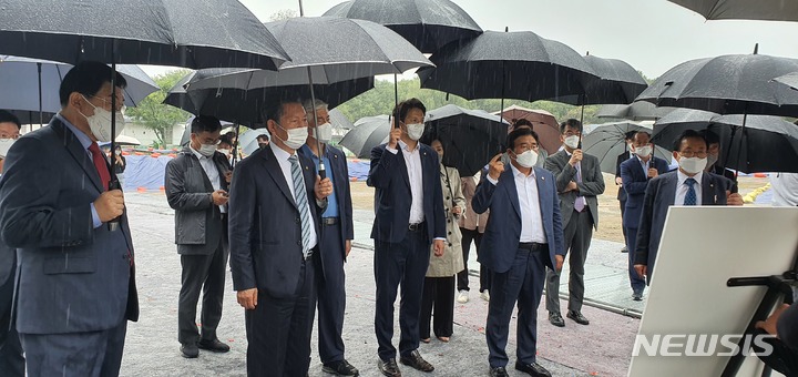 [경주=뉴시스] 이은희 기자= 8일 오후 국회 문화체육관광위원회 소속 의원들이 경주 월성 발굴현장을 방문해 서성벽 앞에서 현황을 듣고 있다. 2021.10.8. leh@newsis.com