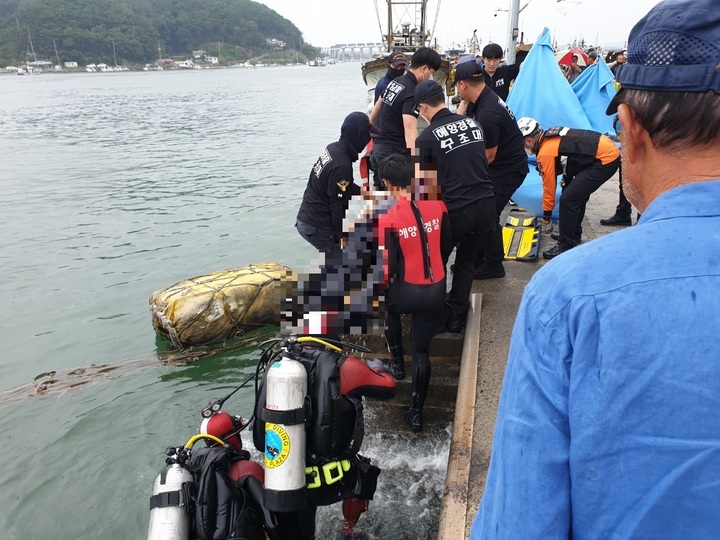 보령해경이 8일 오후 3시께 충남 보령시 오천항 인근 해상으로 추락한 SUV 차량 운전자를 구조해 인양하고 있다.(사진=보령해양경찰서 제공) *재판매 및 DB 금지