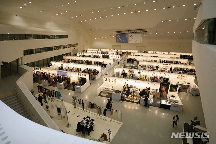 [서울=뉴시스] 서울시는 20일 '서울패션위크'가 올해 처음으로 프랑스 파리에 진출한다고 밝혔다. 시는 오세훈 서울시장 취임 후 강조해 온 '뷰티도시' 정책을 통해 서울의 도시경쟁력을 제고한다는 방침이다. 사진은 지난해 진행된 '2022 S/S 서울패션위크 트레이드쇼' 모습. (사진=뉴시스DB) photo@newsis.com