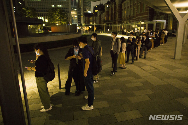 [도쿄(일본)=AP/뉴시스]지난 10월7일 밤 일본 수도권에서 규모 5.9의 강진이 발생하면서 수도 도쿄도의 도쿄역의 모든 열차 운행이 일시 중단됐다. 2021.10.08.