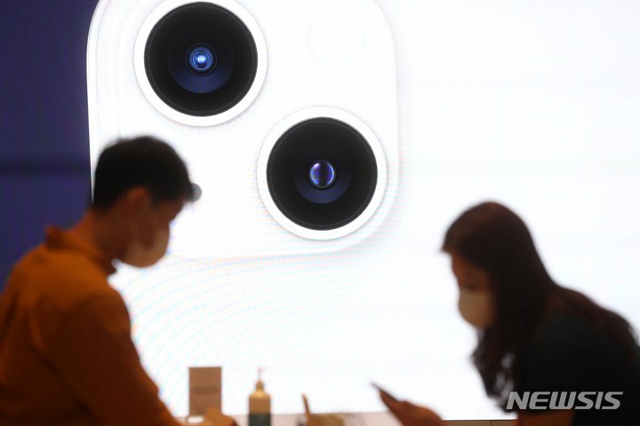 [서울=뉴시스] 백동현 기자 = 애플의 신형 스마트폰 아이폰13 시리즈 판매가 시작된 8일 오전 서울 강남구 Apple 가로수길에서 고객들이 제품 상담을 받고 있다. (공동취재사진) 2021.10.08. photo@newsis.com