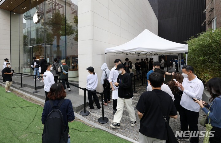 [서울=뉴시스] 백동현 기자 = 애플의 신형 스마트폰 아이폰13 시리즈 판매가 시작된 8일 오전 서울 강남구 Apple 가로수길에서 고객들이 입장 대기하고 있다. 2021.10.08. livertrent@newsis.com