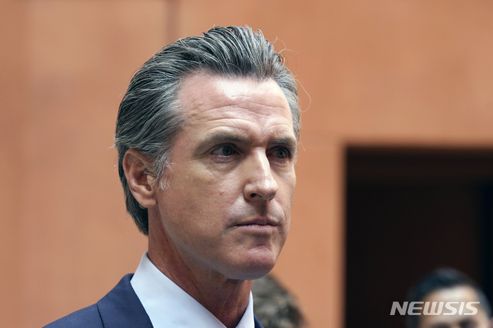 [새크라멘토(미 캘리포니아주)=AP/뉴시스]지난 9월10일 개빈 뉴섬 미 캘리포니아 주지사가 새크라멘토의 한 투표소에서 자신에 대한 주민소환 투표를 한 후 기자들로부터 질문을 받고 있다. 미 캘리포니아주가 7일(현지시간) 미국 50개 주들 가운데 처음으로 성 관계 중 여성 몰래, 또는 여성의 동의 없이 콘돔을 벗는 것을 금지하는 주가 됐다. 개빈 뉴섬 캘리포니아 주지사가 이날 이러한 내용의 법안에 서명, 효력을 갖게 됐다. 2021.10.8