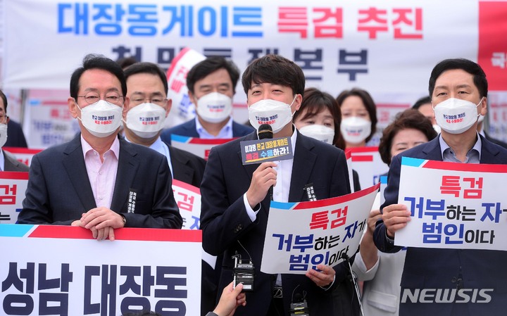 [서울=뉴시스] 최진석 기자 = 이준석 국민의힘 대표가 8일 서울 여의도 국회 본청 계단 앞에서 열린 '대장동게이트 특검 추진 천막투쟁본부 출정식'에서 발언하고 있다. (공동취재사진) 2021.10.08. photo@newsis.com