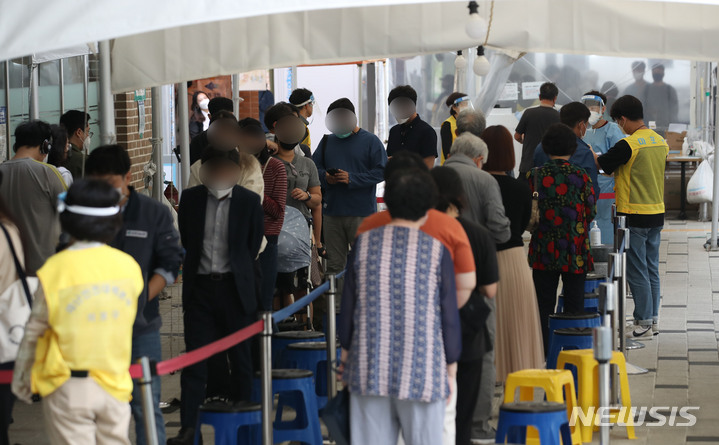 [서울=뉴시스] 박미소 기자 = 농수산물시장 관련 코로나19 집단감염이 이어지는 가운데 지난 8일 오전 서울 마포구 보건소 선별진료소에서 시민들이 검체 검사를 받기 위해 대기하고 있다.&nbsp; 2021.10.09. misocamera@newsis.com