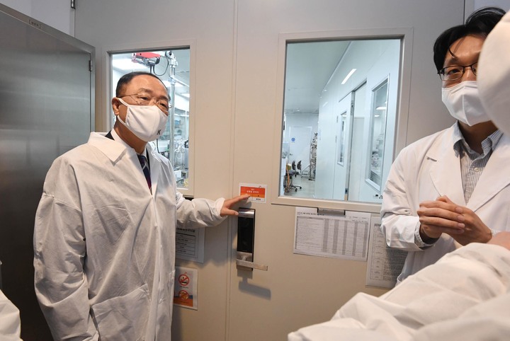 [서울=뉴시스] 홍남기 부총리 겸 기획재정부 장관이 8일 경기도 성남시 분당구 판교 SK바이오사이언스를 방문해 코로나19 백신개발 진행상황을 점검하고 있다. (사진=기획재정부 제공) 2021.10.08. photo@newsis.com *재판매 및 DB 금지