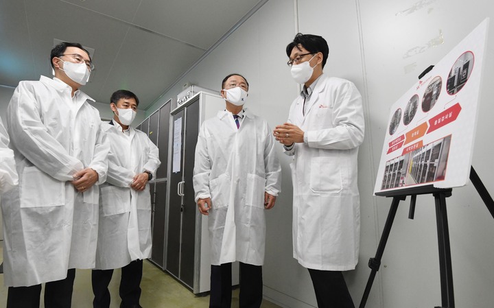 [서울=뉴시스] 홍남기 부총리 겸 기획재정부 장관이 8일 경기도 성남시 분당구 판교 SK바이오사이언스를 방문해 코로나19 백신개발 진행상황을 점검하고 있다. (사진=기획재정부 제공) 2021.10.08. photo@newsis.com *재판매 및 DB 금지