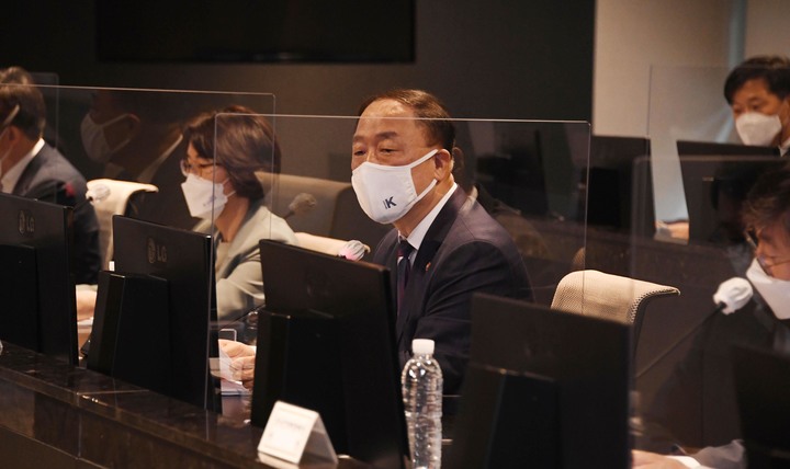 [서울=뉴시스] 홍남기 부총리 겸 기획재정부 장관이 8일 경기도 성남시 분당구 판교 SK바이오사이언스에서 열린 혁신성장 BIG3 추진회의에 참석해 발언하고 있다. (사진=기획재정부 제공) 2021.10.08. photo@newsis.com *재판매 및 DB 금지