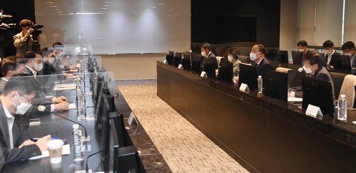 [서울=뉴시스] 홍남기 부총리 겸 기획재정부 장관이 8일 경기도 성남시 분당구 판교 SK바이오사이언스에서 열린 혁신성장 BIG3 추진회의에 참석해 발언하고 있다. (사진=기획재정부 제공) 2021.10.08. photo@newsis.com *재판매 및 DB 금지