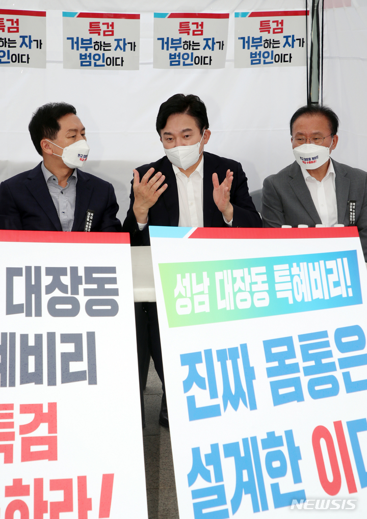 [서울=뉴시스] 최진석 기자 = 국민의힘 대선 경선 본경선에 진출한 원희룡(가운데) 후보가 8일 국회 국민의힘 대장동게이트 특검추진 천막투쟁본부를 방문해 농성 중인 의원들과 얘기하고 있다. (공동취재사진) 2021.10.08. photo@newsis.com