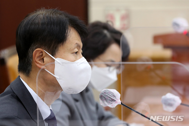 [서울=뉴시스] 최진석 기자 = 김강립 식품의약품안전처 처장이 8일 서울 여의도 국회에서 열린 보건복지위원회의 식품의약품안전처 등에 대한 국정감사에서 의원 질의에 답하고 있다. (공동취재사진) 2021.10.08. photo@newsis.com