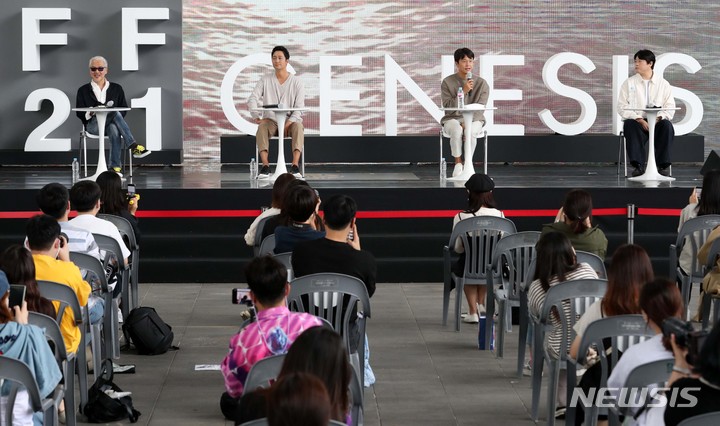 [서울=뉴시스] 박진희 기자 = 부산국제영화제 개막작 '행복의 나라로' 임상수(왼쪽부터) 감독, 배우 박해일, 조한철 임성재가 8일 부산 해운대구 영화의 전당 야외무대에서 오픈토크를 하고 있다. 2021.10.08. pak7130@newsis.com