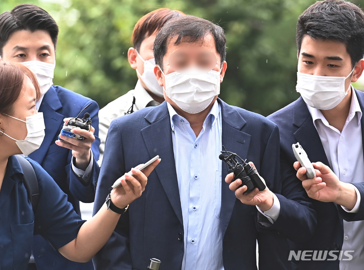 [수원=뉴시스] 김종택기자 = 화천대유 자회사인 천화동인의 1호 이한성 대표가 8일 대장동 개발사업 특혜 의혹 관련 조사를 받기 위해 경기도 수원시 경기남부경찰청에 출석하고 있다. 2021.10.08. jtk@newsis.com