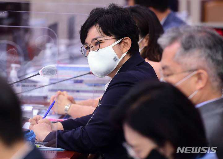 [서울=뉴시스] 최진석 기자 = 조수진 국민의힘 의원이 지난 8일 국회에서 열린 법제사법위원회의 대전고등법원, 대구고등법원 등 각 지역법원에 대한 국정감사에서 질의를 하고 있다. (공동취재사진) 2021.10.08. photo@newsis.com