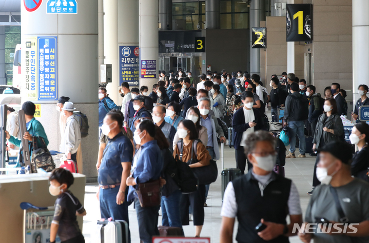 [제주=뉴시스] 우장호 기자 = 한글날 연휴를 하루 앞둔 지난 8일 오후 제주국제공항 1층 도착장이 제주에서 휴가를 보내려는 가족과 친구, 연인들의 발걸음으로 붐비고 있다. 제주관광협회는 오는 11일까지 최대 15만8000여명의 관광객이 제주를 찾을 것으로 예상하고 있다. 2021.10.08. woo1223@newsis.com