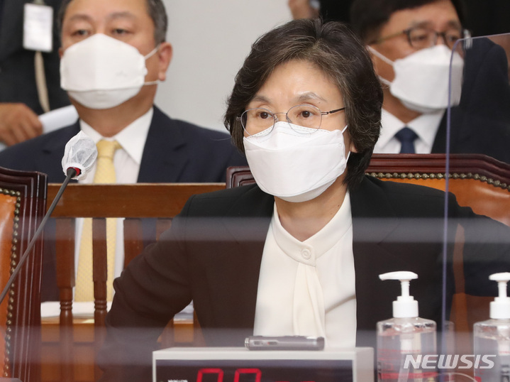 [서울=뉴시스] 최진석 기자 = 노정희 중앙선거관리위원장이 8일 서울 여의도 국회에서 열린 행정안전위원회의 중앙선거관리위원회에 대한 국정감사에 출석해 있다. (공동취재사진) 2021.10.08. photo@newsis.com