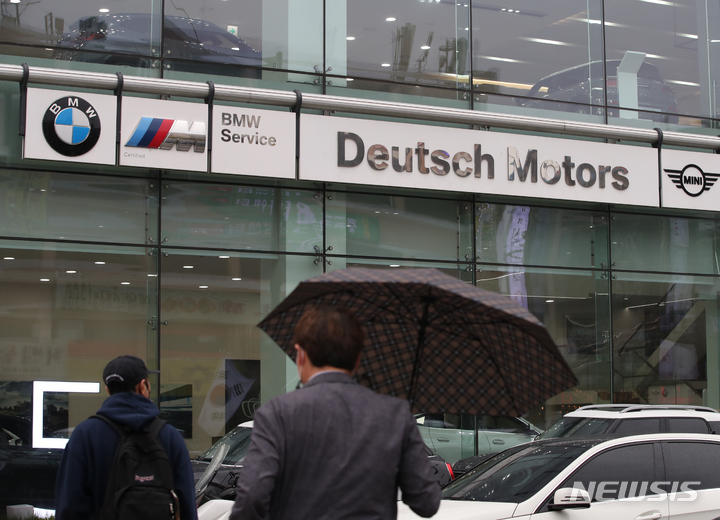 [서울=뉴시스] 조수정 기자 = 윤석열 전 검찰총장의 부인 김건희 씨 도이치 모터스 주가조작 의혹을 수사하는 검찰이 지난달 8일 도이치모터스 본사를 압수수색하고 있다. 사진은 8일 서울 성동구 도이치모터스 본사. 2021.11.01. chocrystal@newsis.com