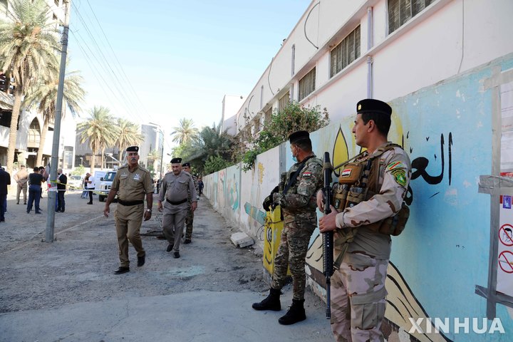 [ 바그다드= 신화/뉴시스] 지난 10월8일 바그다드의 총선 사전투표소를 철통경비 하고 있는 이라크 보안군. 보안군은 4월 13일 부터 최근 공세를 다시 강화하고 있는 IS잔당을 소탕하기 위해 북부 키르쿠그주에서 대규모 작전을 시작했다고 이라크 국영 INA통신이 전했다. 